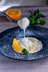 Dessert mit Vanilleso?e und Orange