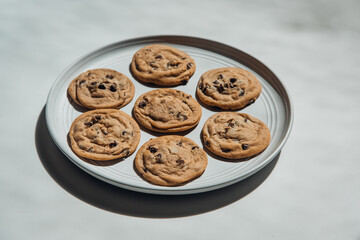 Cookies maison – biscuits aux pépites de chocolat sur assiette blanche