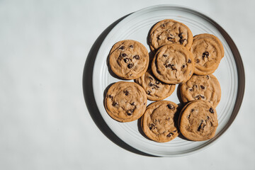 Cookies maison – biscuits aux pépites de chocolat sur assiette blanche