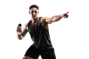 Sportlicher Mann mit Wasserflasche zeigt nach vorne PNG mit transparentem Hintergrund

