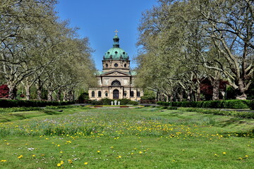 Naklejka premium Hauptfriedhof in Freiburg im Frühling