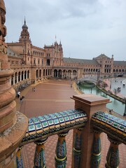 Obraz premium An impressive and grand building featuring a beautiful fountain in front