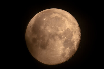 薄雲流れる夜明け前の空を渡る立待月20240426-1