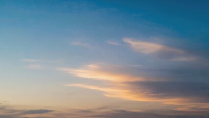 Obraz premium Vibrant orange and purple clouds at dusk.