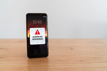 Mobile phone urgent notification with text in Spanish 