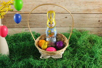 Osterkörbchen gefüllt mit Leckereien