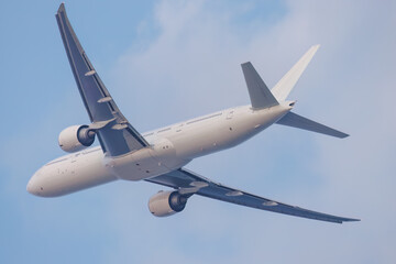 頭上を飛行するジャンボジェット機。
すぐ近くの羽田空港に着陸するところ。
東京都大田区東京港野鳥公園-2025年
