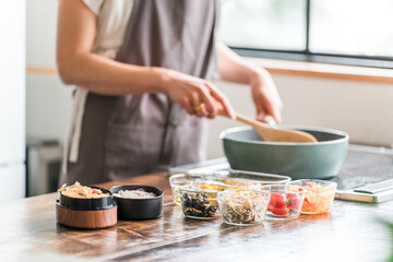 キッチンでお弁当を作る若いアジア人女性（お母さん・妻・主婦）  © buritora