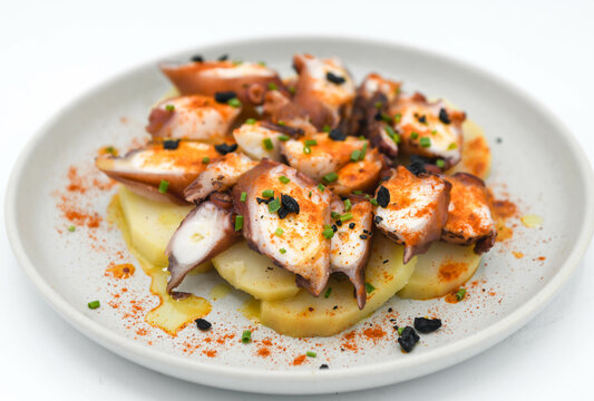 Pulpo a la plancha con salsa, piment&oacute;n y patatas cocidas