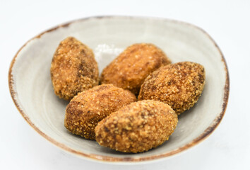 Ración de croquetas variadas rellenas de pollo, jamón y mariscos.