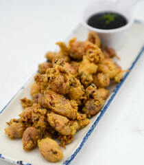 Diferentes trozos fritos de marisco y pescado, rebozados con harina.