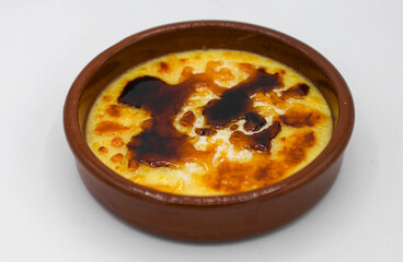 Crème brûlée con leche condensada caramelizada en cazuela de barro