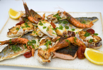Pescados y mariscos a la plancha de excelente calidad