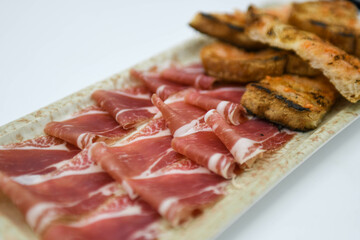 Plato de tapas españolas con jamón serrano y crutones