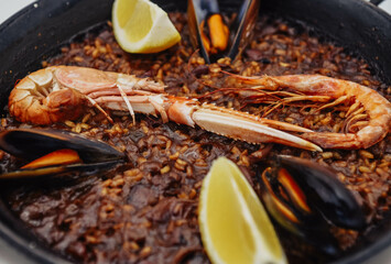 Paella de marisco en una sartén sobre un fondo blanco