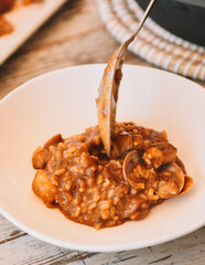 Arroz caldoso con marisco de primera calidad. Plato gourmet de rerstaurante