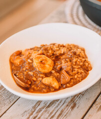 Arroz caldoso con marisco de primera calidad. Plato gourmet de rerstaurante