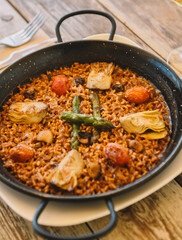 Paella vegetariana con espárragos, tomate y champiñones - estilo comida italiana