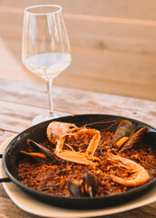 Paella de marisco en sartén