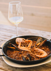 Paella de marisco en sartén