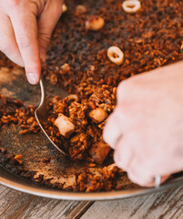 Paella de marisco en un restaurante.