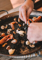 Paella de arroz negro con gambas, almejas y mejillones