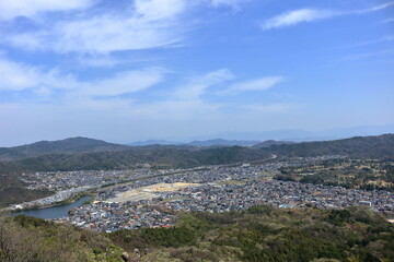 Fototapeta premium 菩提寺山から見下ろす風景 名神高速道路と菩提寺の住宅地