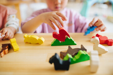 カラフルな積み木で遊ぶ子ども
