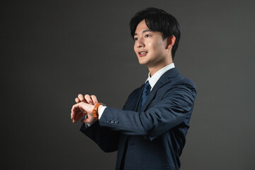 スーツ姿の若い男性　ビジネスイメージ