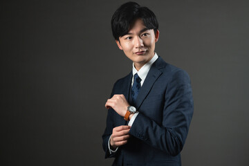 スーツ姿の若い男性　ビジネスイメージ