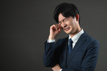 スーツ姿の若い男性　ビジネスイメージ