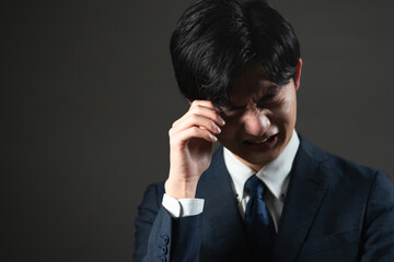 スーツ姿の若い男性　ビジネスイメージ