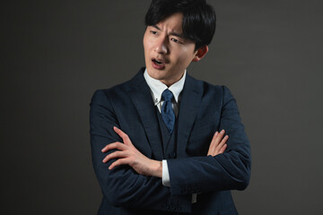 スーツ姿の若い男性　ビジネスイメージ