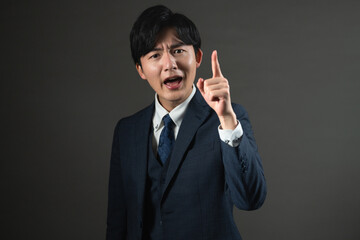 スーツ姿の若い男性　ビジネスイメージ