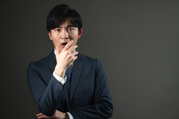 スーツ姿の若い男性　ビジネスイメージ