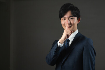 スーツ姿の若い男性　ビジネスイメージ