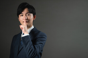 スーツ姿の若い男性　ビジネスイメージ