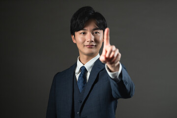 スーツ姿の若い男性　ビジネスイメージ