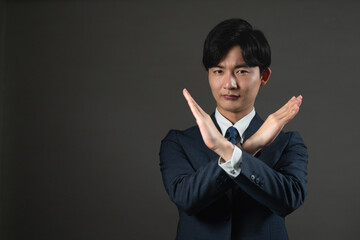 スーツ姿の若い男性　ビジネスイメージ