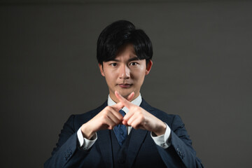 スーツ姿の若い男性　ビジネスイメージ