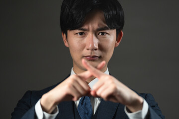 スーツ姿の若い男性　ビジネスイメージ