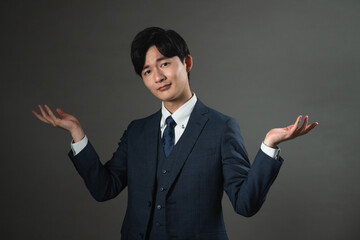 スーツ姿の若い男性　ビジネスイメージ