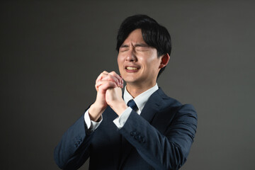 スーツ姿の若い男性　ビジネスイメージ