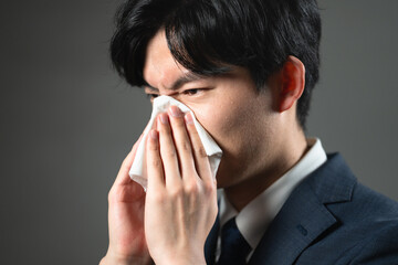 スーツ姿の若い男性　ビジネスイメージ
