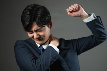 スーツ姿の若い男性　ビジネスイメージ