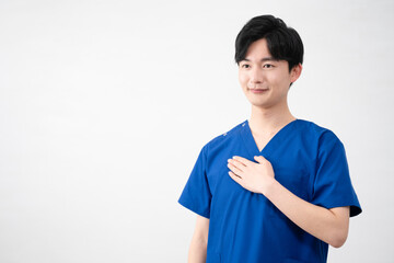 医療用スクラブを着ている若い男性