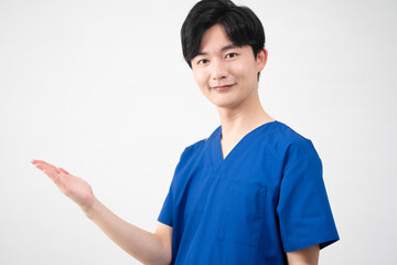 医療用スクラブを着ている若い男性