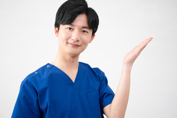 医療用スクラブを着ている若い男性