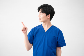 医療用スクラブを着ている若い男性