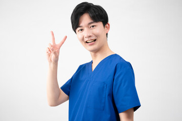 医療用スクラブを着ている若い男性